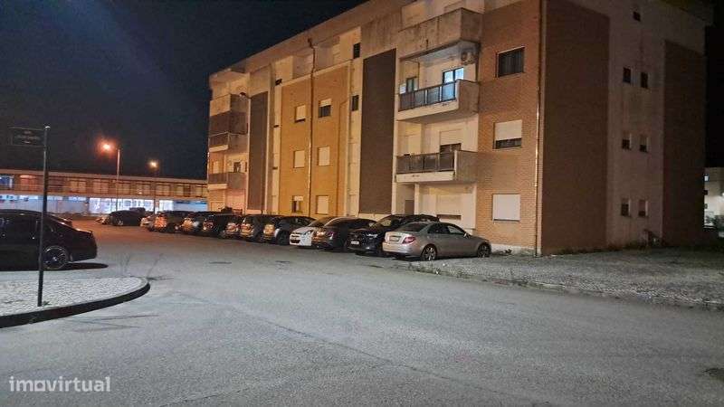 Arrenda-se Apartamento T2 com garagem - Grande imagem: 2/2