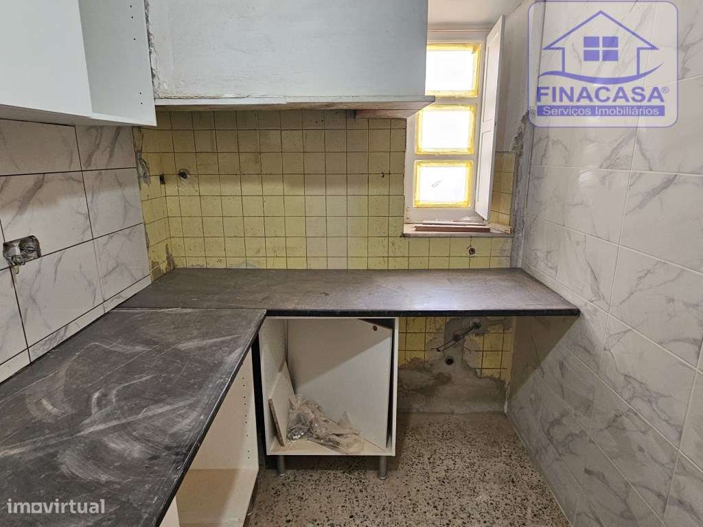 Prédio com 2 habitações e 1 loja de comércio - Baixa de Setúbal-9