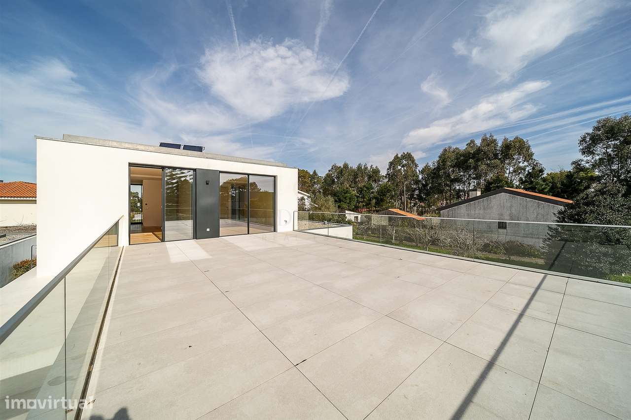 Moradia T4 de Luxo em Canidelo com Vista Mar | Golden Hour Real Estate-23