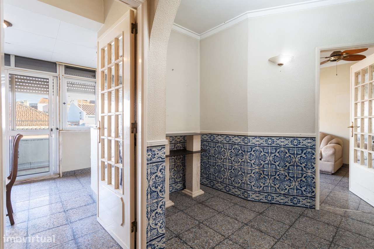 Apartamento T2 na Amadora: Potencial Único com Sótão e Varanda Solaren-17