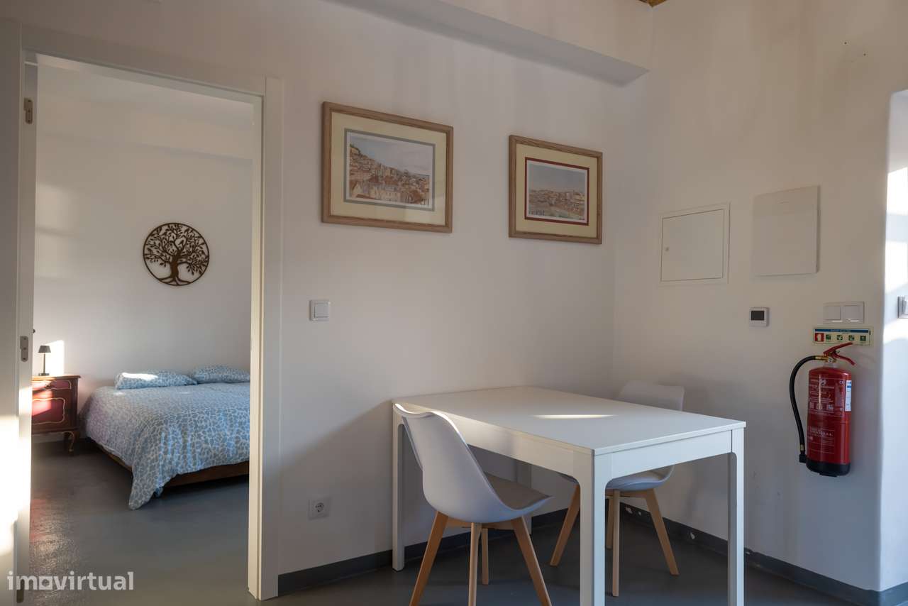 Moradia T-1 com logradouro, piscina, estacionamento.-7