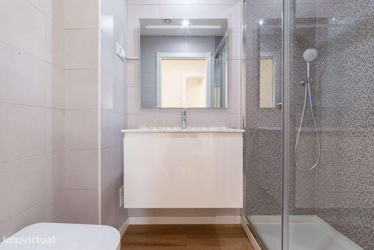 Apartamento no Feijó , T2 com suite, parqueamento e arrecadação/Prédi - Grande imagem: 5/37