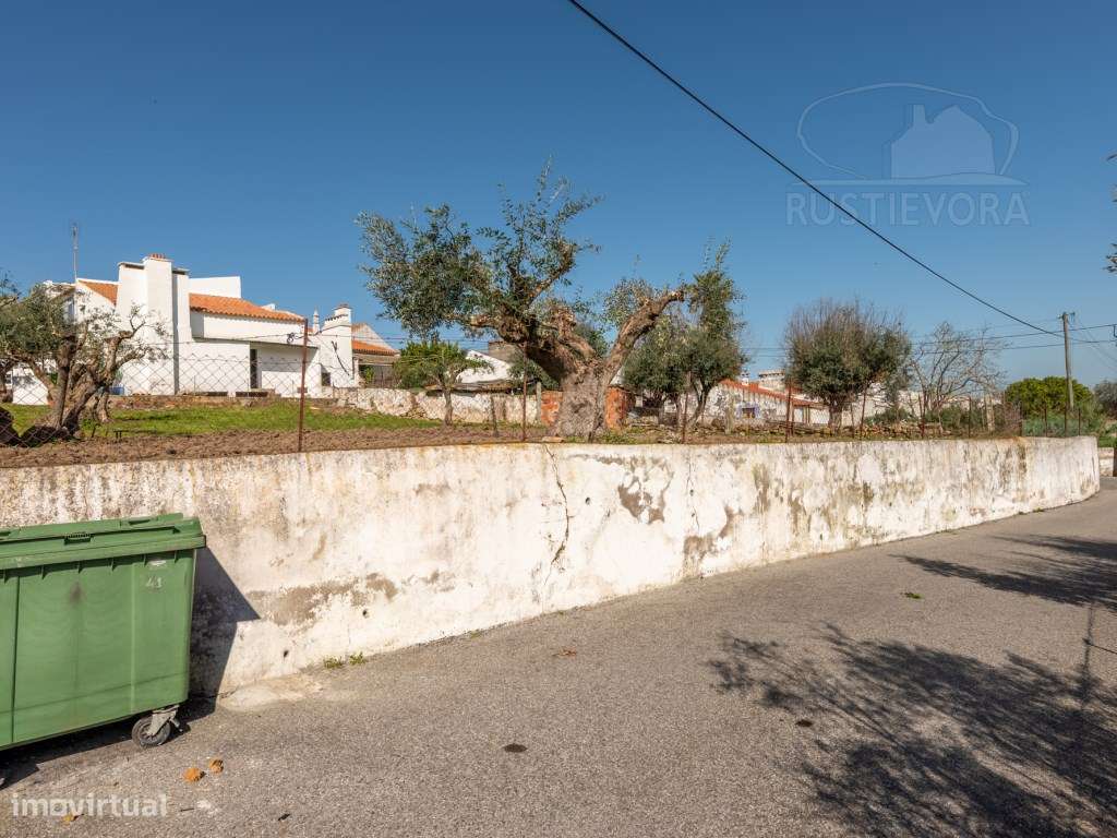 Moradia T4, com grande logradouro-55