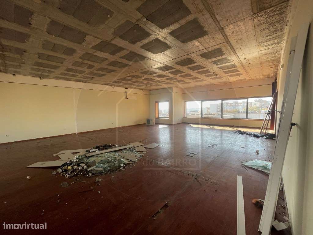 Prédio Urbano no Centro da Maia Potencial para Serviços ou Habitação-11