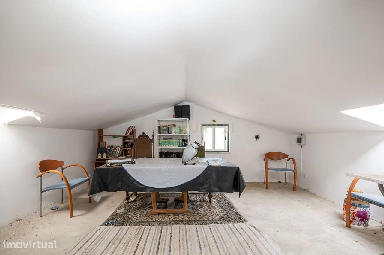 Moradia T5 com sótão + Anexo T1 + Estúdio | Garagem | Santa Apolónia-18