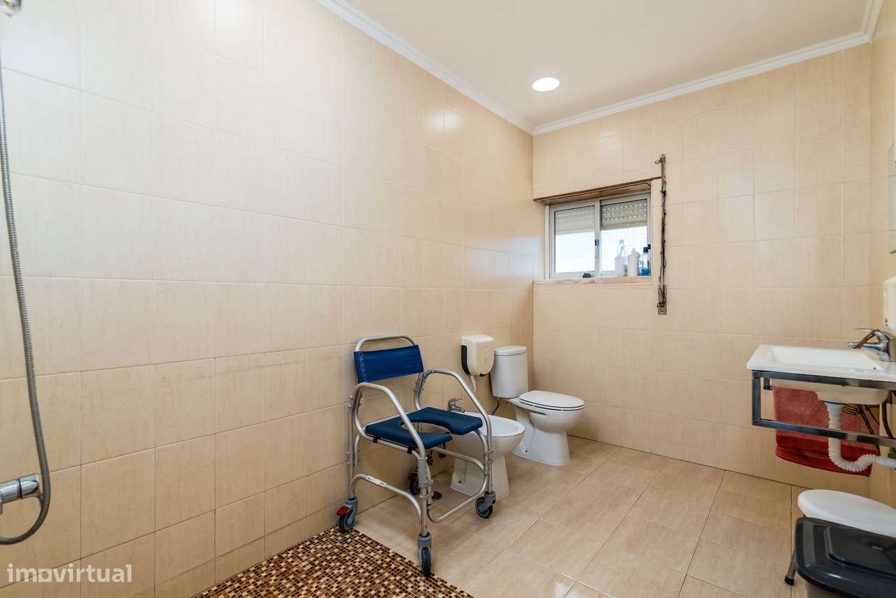 Moradia Espaçosa com Terreno, Vista Desafogada e Excelente Conforto-9