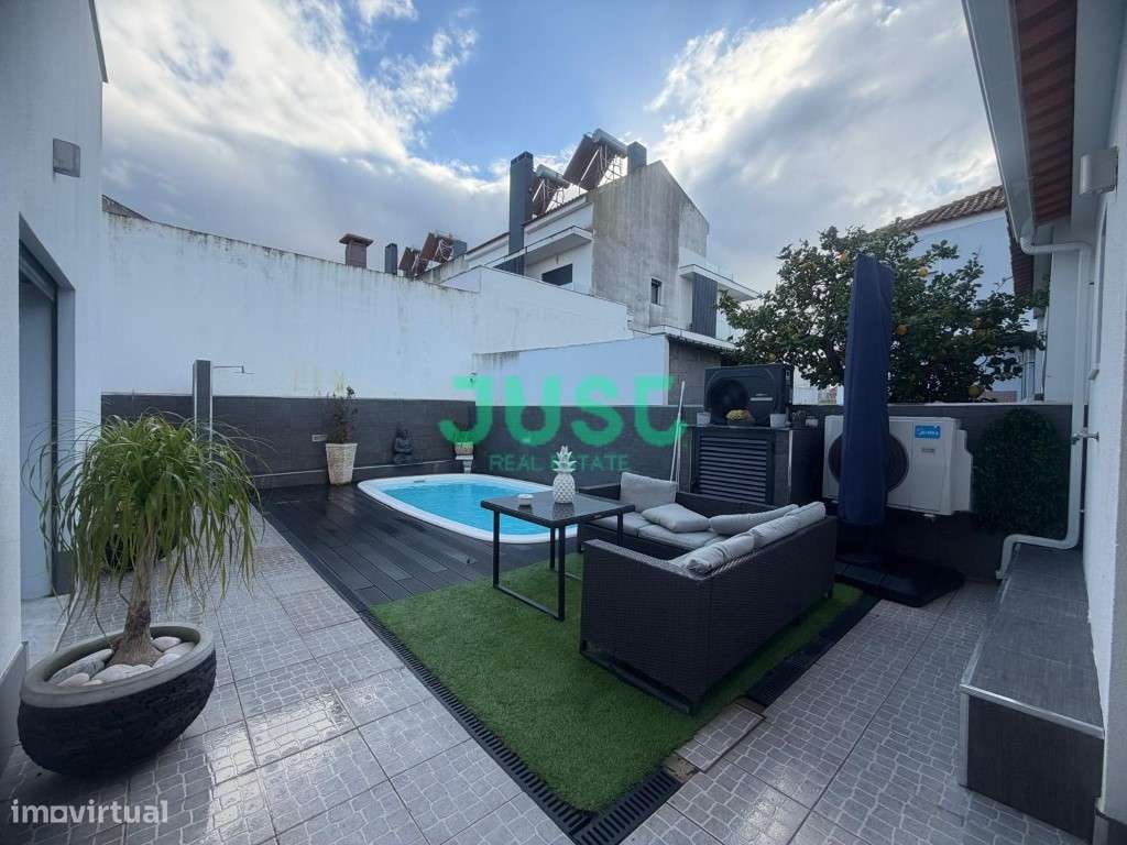 Moradia isolada, T3, seminova com garagem e piscina na Quinta do Conde-0