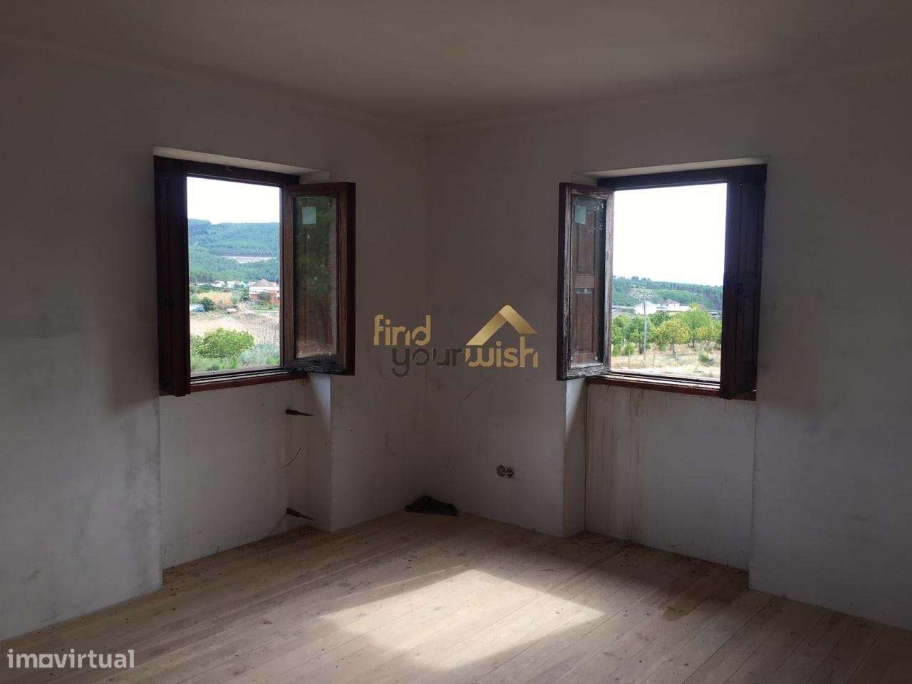 Espetacular moradia T9 de traça tradicional, com dois pisos, no coraçã-13