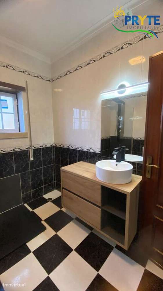 Moradia em Excelentes Condições com Amplo Terreno - Oportunidade Única-21