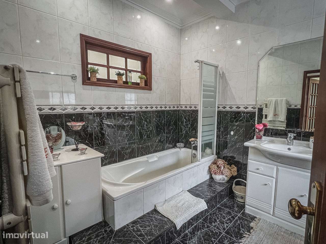 Moradia T4 no Centro de Santo Tirso com Terraço e Jardim-18