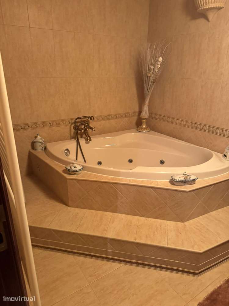 Moradia térrea T4 em pedra com 386m2 e terreno com 6.000m2, anexos.-34