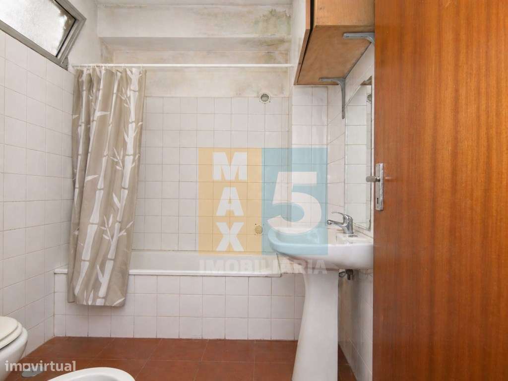 T1 com boa luz natural para remodelação total - Vale da Amoreira-8