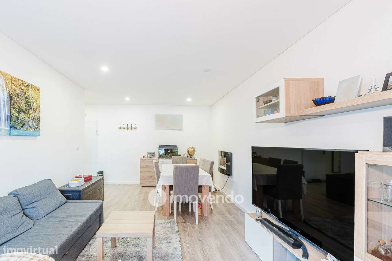 Apartamento T2, com áreas amplas e varanda, na Póvoa de Santa Iria-3