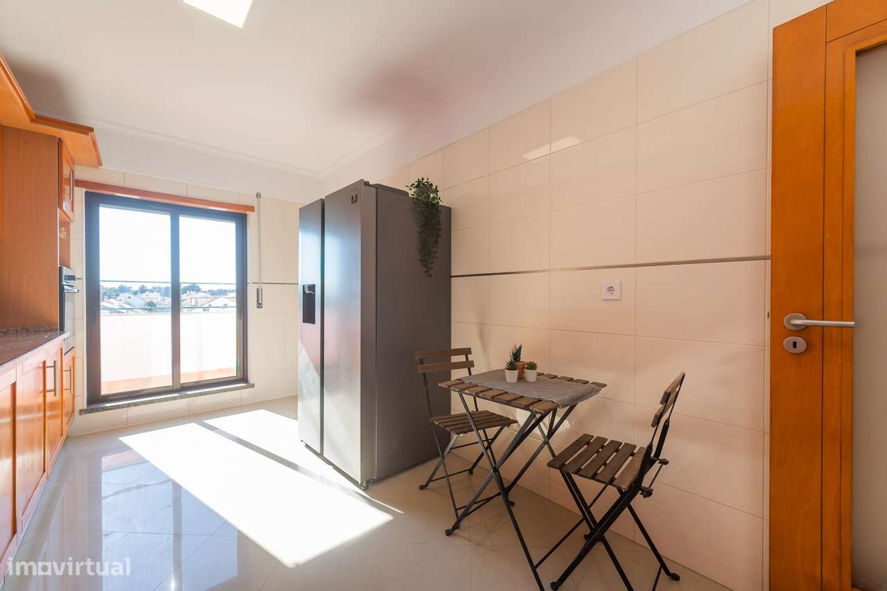 Apartamento T2 na Quinta do Conde com área de 136m2-16