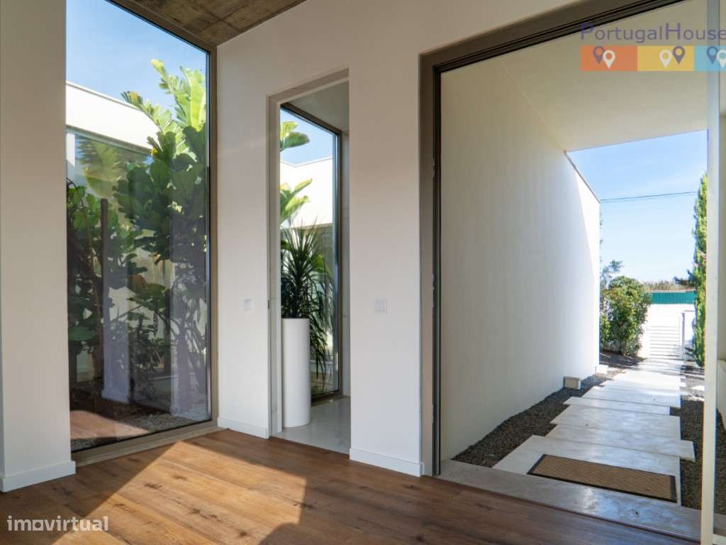 Moradia T4 de Luxo com terreno de 5.300 metros quadrados-16