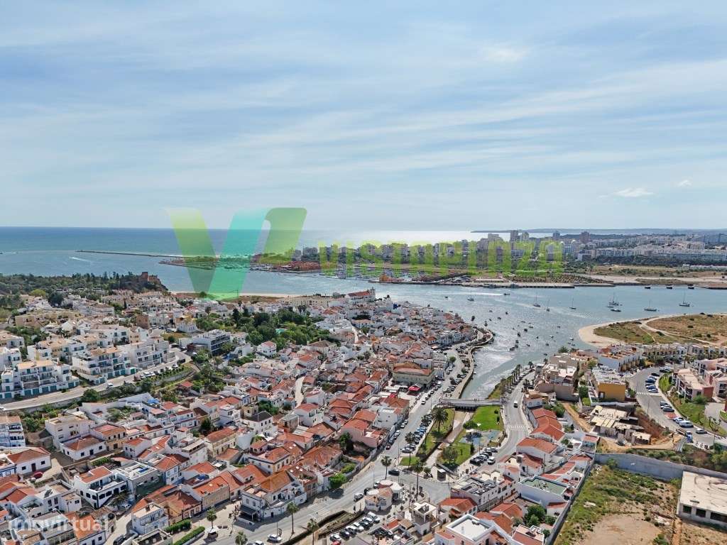 Casa Terrea T2 Com Quintal Em Ferragudo Com Grande Potencial Para