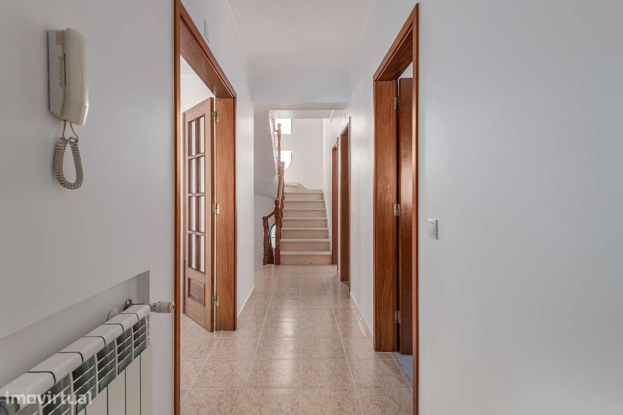 Moradia T5 a 700m da Praia | Jardim, Terraço e Garagem | Salir do... - Grande imagem: 4/46