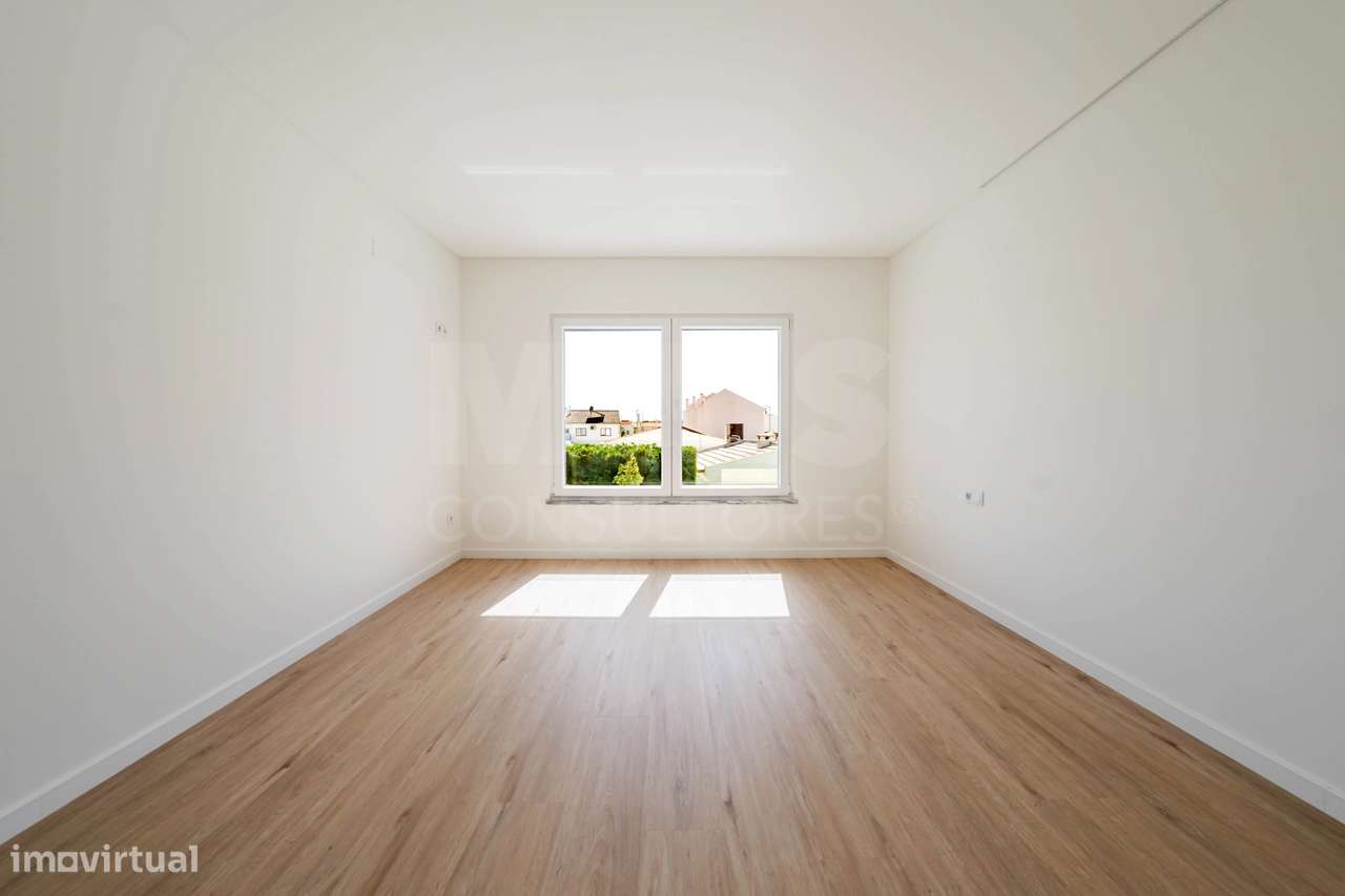 Moradia T3+2 Moderna com Vista Mar e Terraço Panorâmico-37
