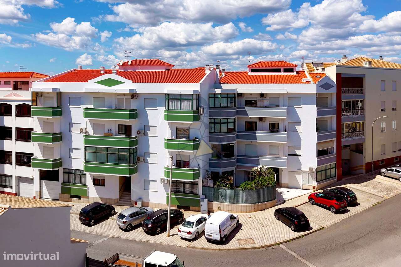 Apartamento T2 localizado a cerca de 600 metros da Praia em Quarteira-0