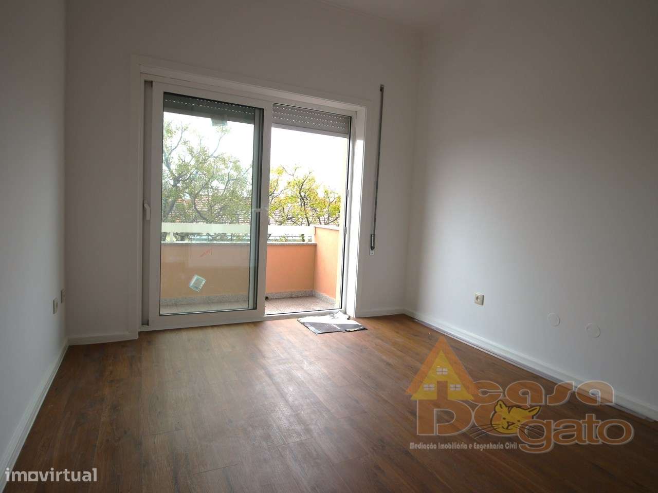 Apartamento Remodelado com boas varandas-10