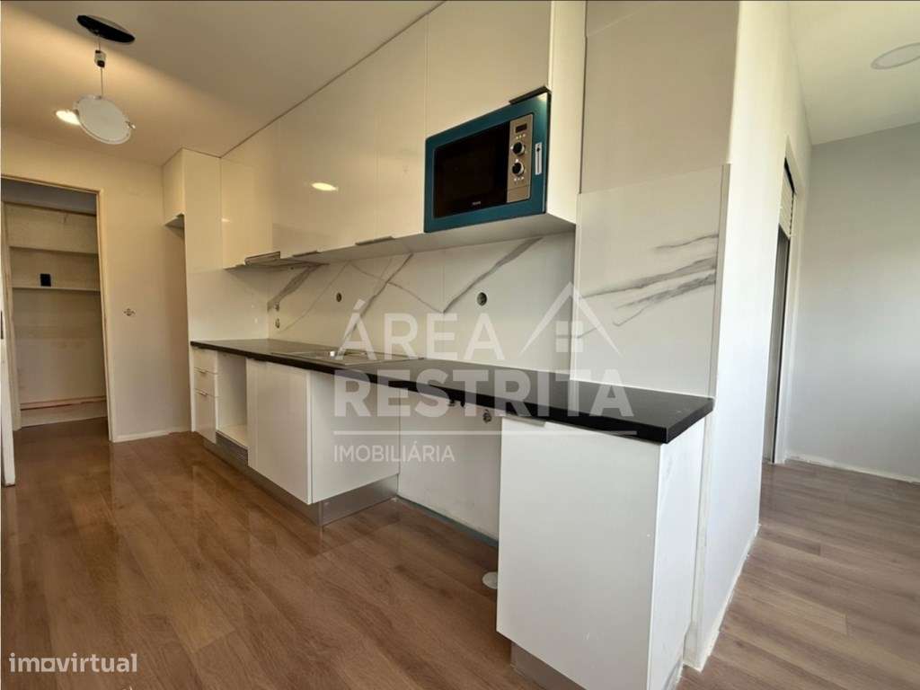 Apartamento T4 transformado em T3 no Laranjeiro-4