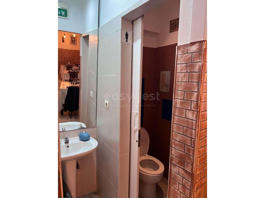 Restaurante equipado localizado em Vila Nogueira de Azeitão - Grande imagem: 4/12