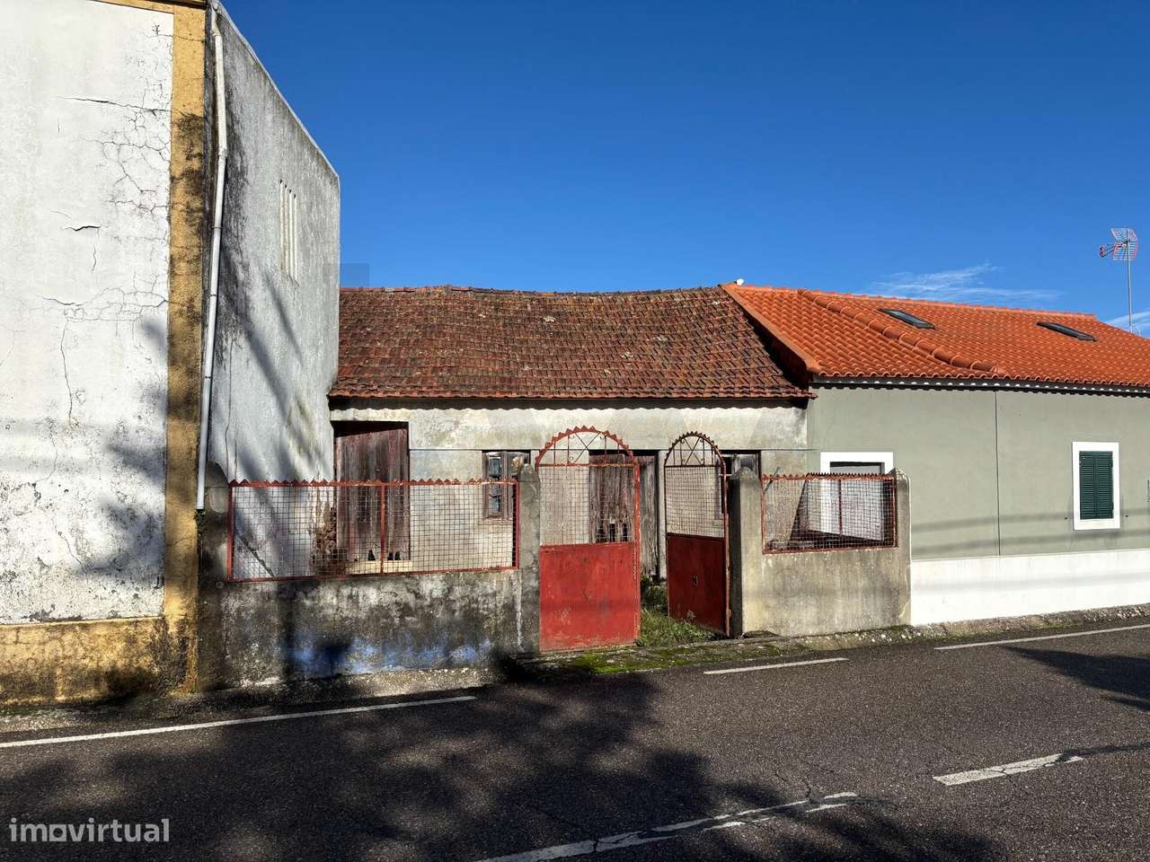 Moradia para reabilitar e terrenos com potencial construtivo às portas - Grande imagem: 3/19