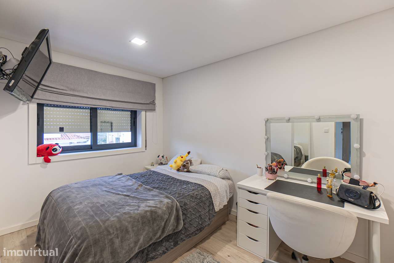 Moradia T4+1 renovada com anexo e jardim em Canidelo-15