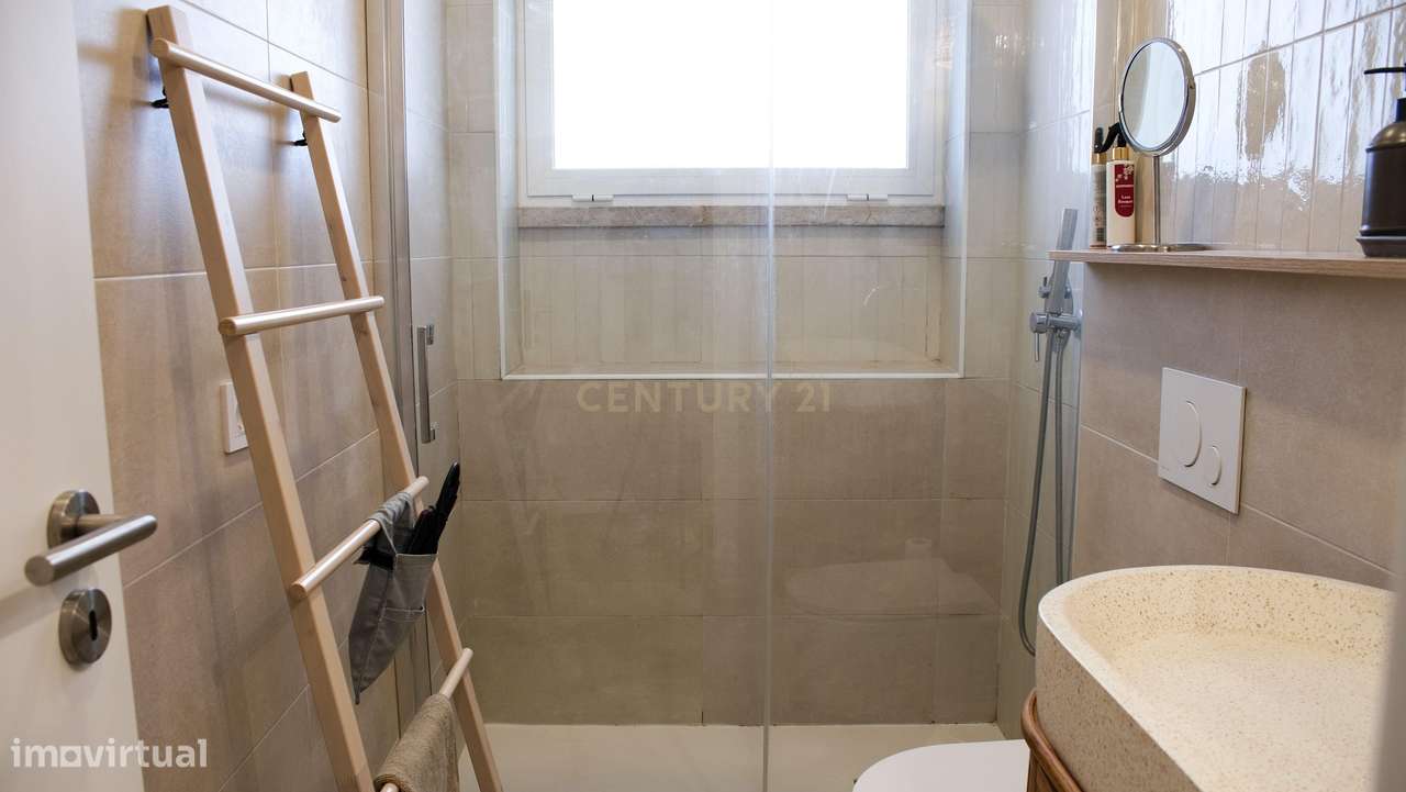 Apartamento T2 Renovado com Logradouro de 80m² no Centro de Almada-15