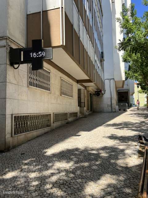 Oportunidade de Investimento, loja c/dois pisos em Benfica!-19