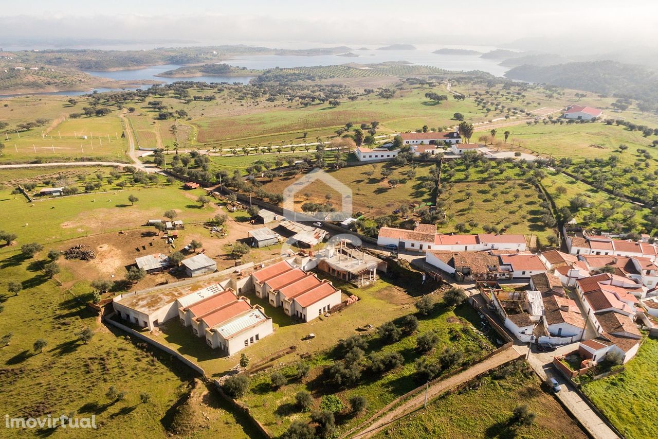 Quinta de 4000 m2 com construção | Aldeia de Alqueva