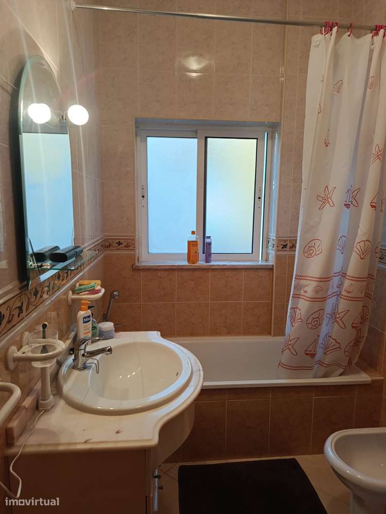 Apartamento T2 com 2 casas de banho em Quarteira-14