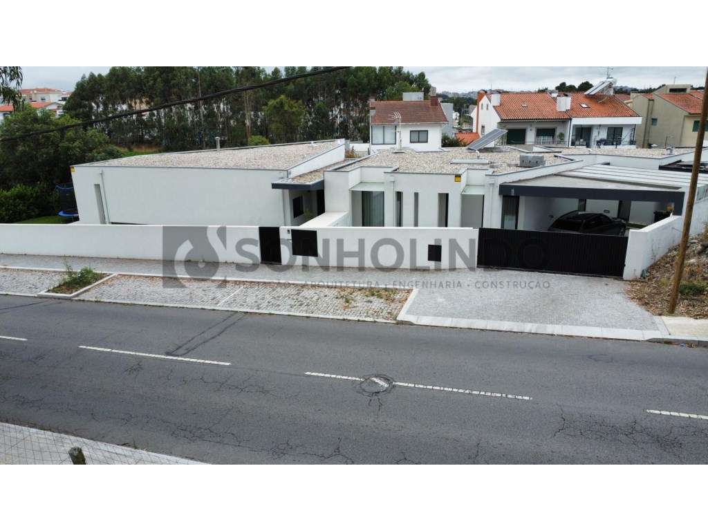 Moradia térrea de 4 frentes, inserida em lote de 700m2, ano de cons...-26