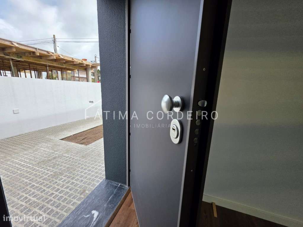 Fantástica Moradia Isolada Térrea T4 Fernão Ferro-2