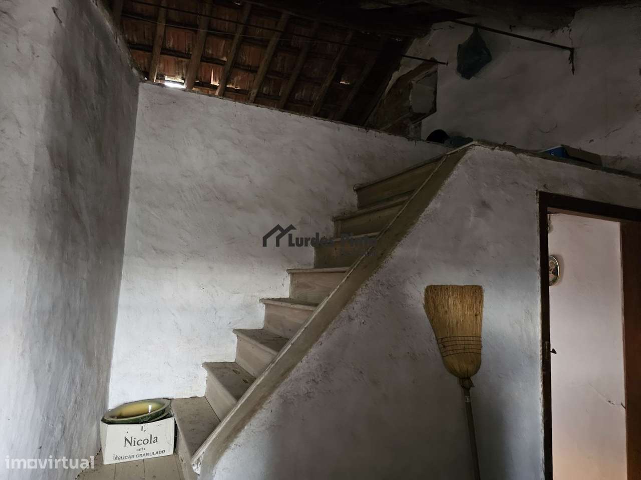 Moradia com dois pisos e logradouro-15