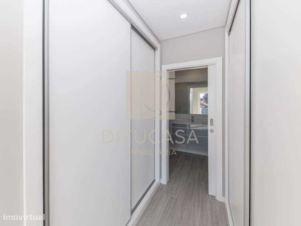 R300 Moradia T3+ 1 (sala de 40m2 localizada centro Fernão Ferro)-32