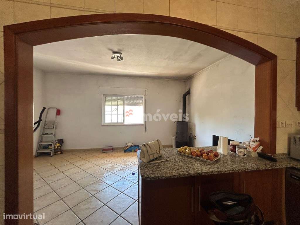 Moradia T2 com anexo e garagem e terreno - Delongo, Tomar - Grande imagem: 4/27