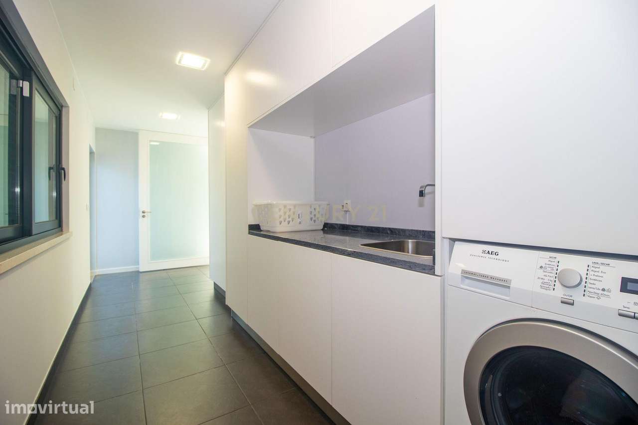 Viva o Luxo à Beira-Mar: Moradia Espetacular T5 com Piscina na Deslumb-15