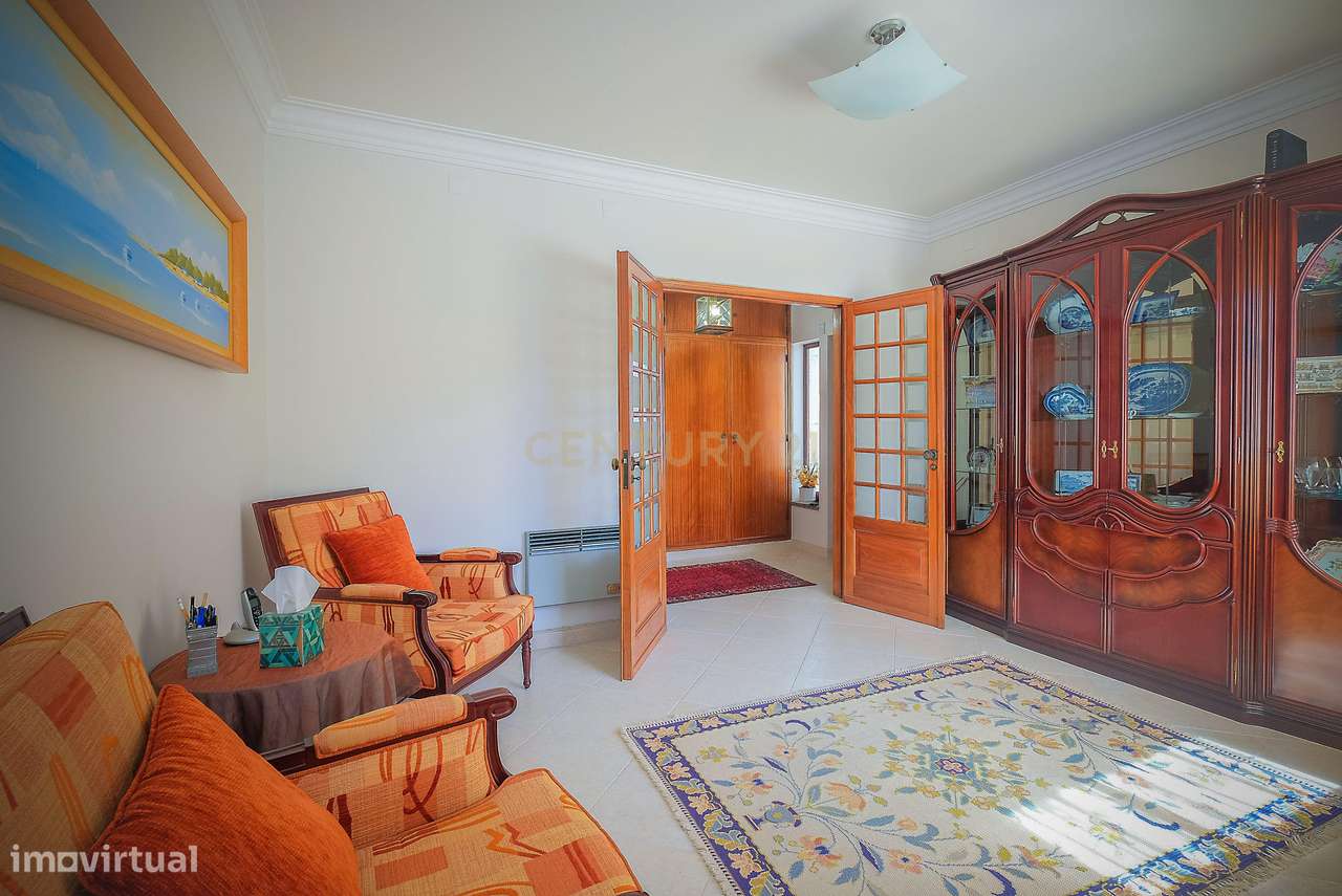 Moradia T5 em Carcavelos — Espaço, Conforto e Localização Privilegiada-15