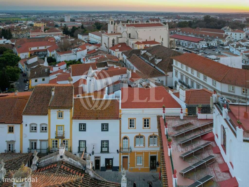 Prédio reabilitado, junto à Praça do Giraldo, em ÉVora - Grande imagem: 4/34
