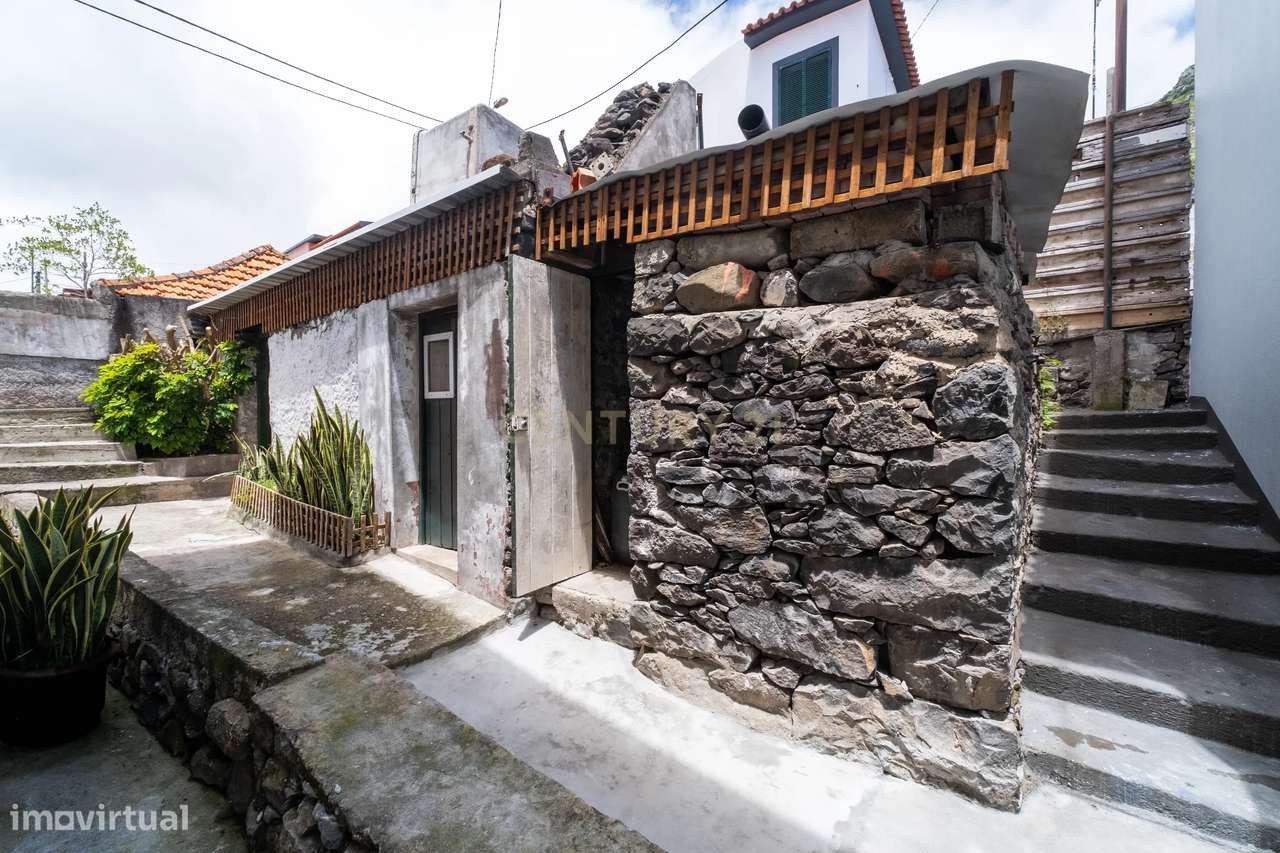 Moradia para recuperar, em zona histórica de Machico - Madeira-5