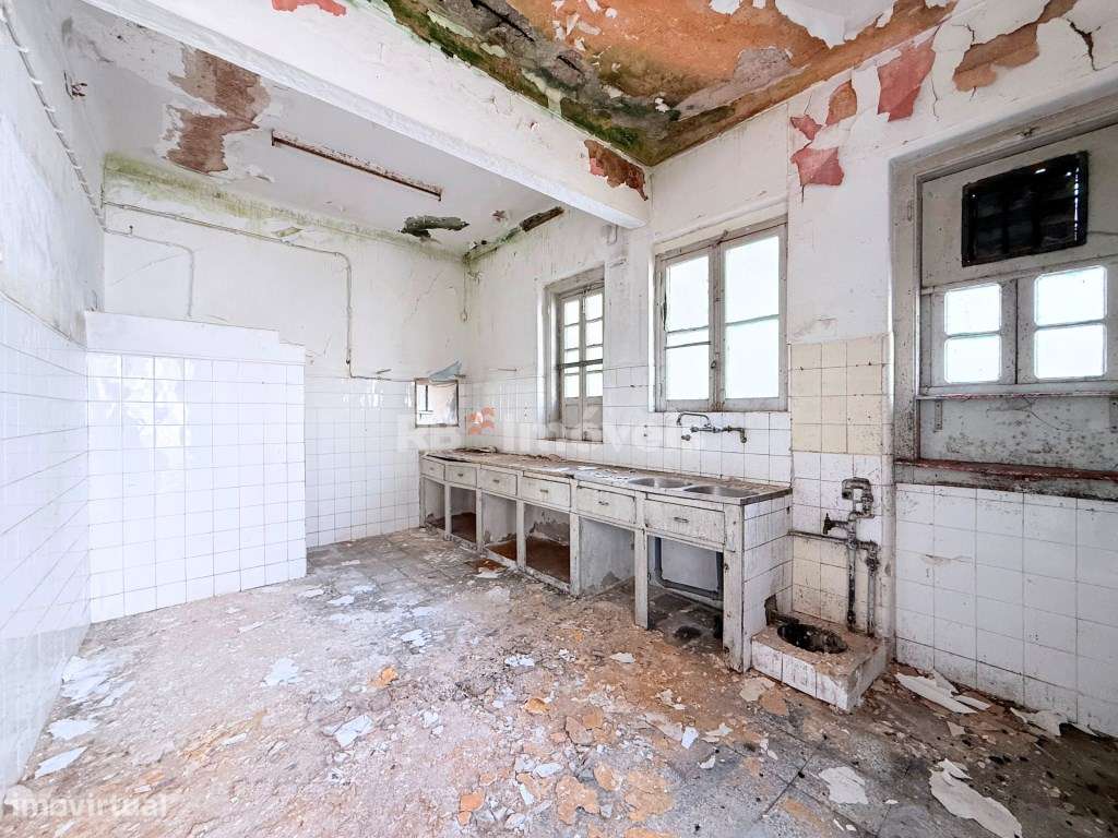 Conjunto de 4 imóveis para venda, perto da estação da CP - Grande imagem: 3/60