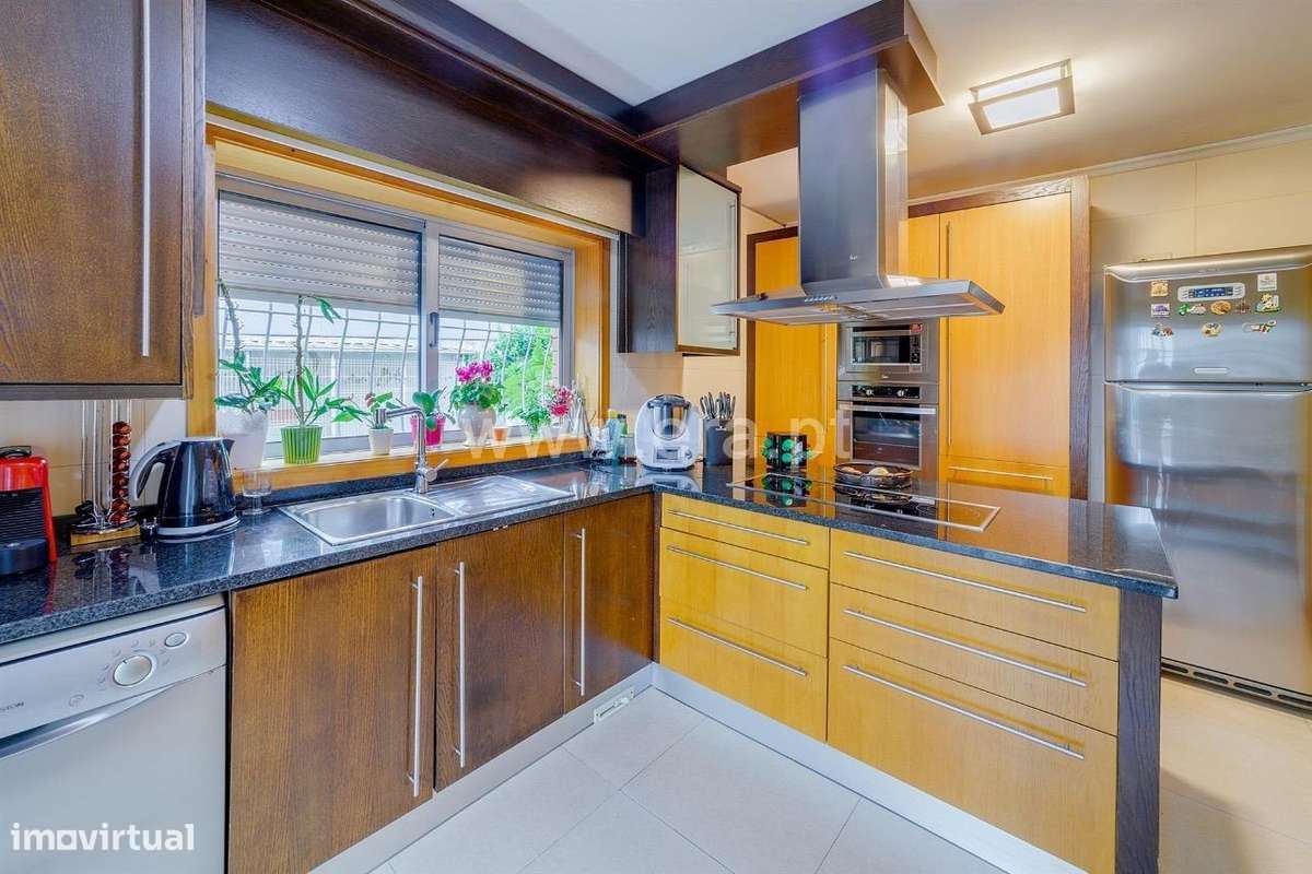 Moradia em Banda V5 com 3 frentes em Astromil - Grande imagem: 4/28