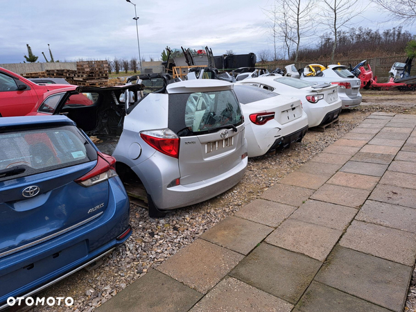 Toyota Auris II podłokietnik skóra schowek - 8