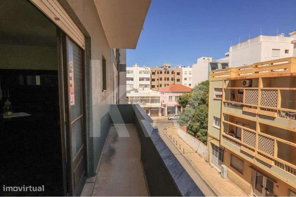 Apartamento T4 com varandas e marquise localizado no centro de Portimã - Grande imagem: 5/22