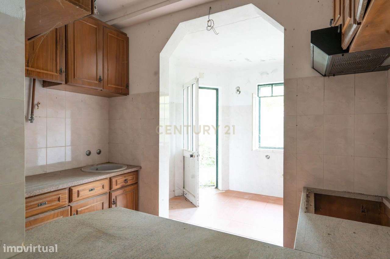 Moradia de dois pisos de tipologia T4 com terreno-6