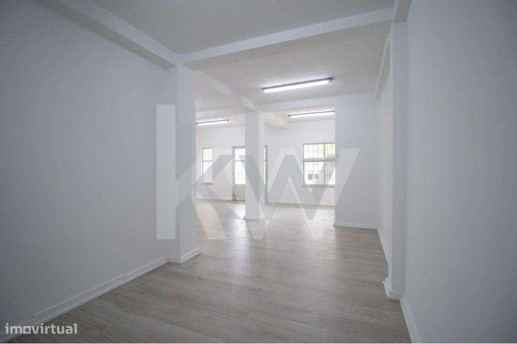 Loja remodelada para venda em Paço de Arcos com casa-de-banho e zona d - Grande imagem: 3/8