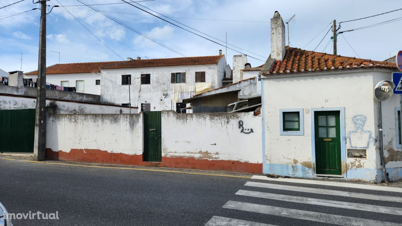 Para venda, 3 prédios urbanos, habitáveis, óptimos para investimento.