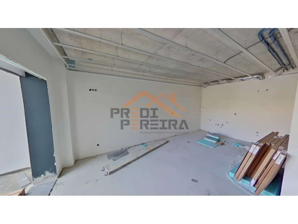 Apartamento T2, localizado em Santo António dos Cavaleiros. - Grande imagem: 5/20