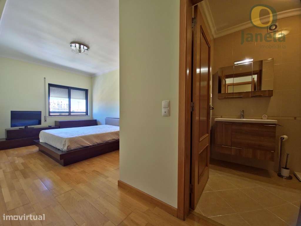 T2 grande com muita luz, duas varandas e boa localização em Faro-25